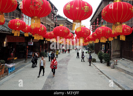 Qiandongnan der chinesischen Provinz Guizhou. 13 Feb, 2018. Touristen besuchen Xiasi antike Stadt in Miao-Dong Autonomen Präfektur Qiandongnan, Südwesten Chinas Provinz Guizhou, 13.02.2018. Die antike Stadt wurde durch rote Laternen dekoriert das kommende Frühjahr Festival, das fällt auf Feb. 16 zu feiern. Credit: Cai Xingwen/Xinhua/Alamy leben Nachrichten Stockfoto