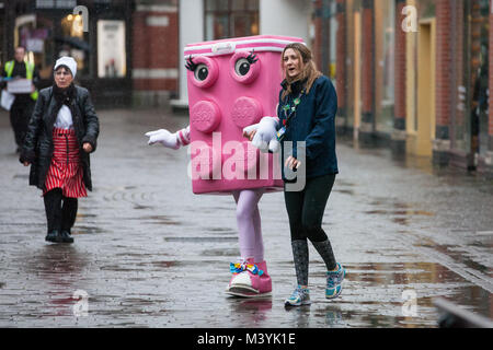 Windsor, Großbritannien. 13. Februar, 2018. Ein Legoland Maskottchen wird durch Windsor Innenstadt im schweren Regen-led im 12 Windsor und Eton Flippin' Pfannkuchen Herausforderung zu konkurrieren. Credit: Mark Kerrison/Alamy leben Nachrichten Stockfoto