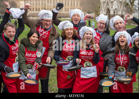 Victoria Tower Gardens, London, UK. 13. Februar, 2018. Media Team Rennen der Parlamentarischen Team an der 21. jährlichen Rehab parlamentarischen Pfannkuchen Rennen am Faschingsdienstag. Credit: Malcolm Park/Alamy Leben Nachrichten. Stockfoto