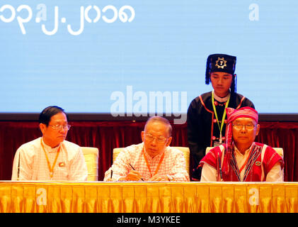 (180213) --NAY PYI TAW, 13.02.2018 (Xinhua) - Neue Mon Vertragsstaat (NMSP) Vorsitzender Nai Htaw Mon (C), Zeichen Dokumente, die während der feierlichen Unterzeichnung des landesweiten Waffenstillstand Übereinstimmung an die Myanmar International Convention Centre (MICC) in Nay Pyi Taw, Myanmar, 13.02.2108. Myanmar Regierung und zwei weitere ethnischen bewaffneten Gruppen unterzeichneten die landesweiten Waffenstillstand Accord (NCA) in Nay Pyi Zeitarbeit Dienstag. (Xinhua / U Aung) (SRB) Stockfoto