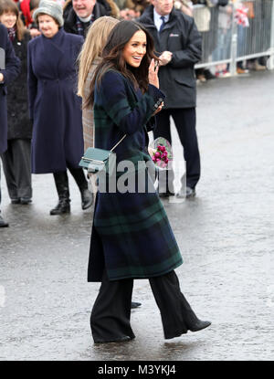 Edinburgh, Großbritannien. 13 Feb, 2018. Frau Meghan Markle kommen an der Esplanade vor dem Schloss Edinburgh in Edinburgh, am 13. Februar 2018, Auf ihrer ersten offiziellen gemeinsamen Besuch in Schottland Kredit: Albert Nieboer/Niederlande/Point de Vue, - KEINE LEITUNG SERVICE-Credit: Albert Nieboer/RoyalPress/dpa/Alamy leben Nachrichten Stockfoto