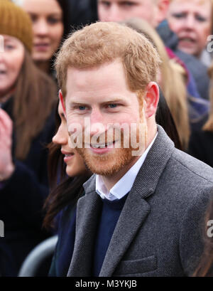 Edinburgh, Großbritannien. 13 Feb, 2018. Prinz Harry an der Esplanade vor dem Schloss Edinburgh in Edinburgh, am 13. Februar 2018, Auf ihrer ersten offiziellen gemeinsamen Besuch in Schottland Kredit: Albert Nieboer/Niederlande/Point de Vue, - KEINE LEITUNG SERVICE-Credit: Albert Nieboer/RoyalPress/dpa/Alamy leben Nachrichten Stockfoto