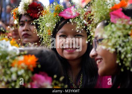 Dhaka, Bangladesch. 13 Feb, 2018. Bangladeshi Künstler posieren für Fotos, die während der Feier der Pahela Falgun (Frühlingsfest) in Dhaka, Bangladesh. In Bangladesch Pahela Falgun mit bunten Feier und traditionell geprägt ist, Frauen tragen gelbe Saris und mann Panjabi, um diesen Tag zu feiern. Feier der Pahela Falgun ist als Bosonto Utsob bekannt. Credit: SK Hasan Ali/Alamy leben Nachrichten Stockfoto