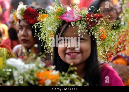 Dhaka, Bangladesch. 13 Feb, 2018. Bangladeshi Künstler posieren für Fotos, die während der Feier der Pahela Falgun (Frühlingsfest) in Dhaka, Bangladesh. In Bangladesch Pahela Falgun mit bunten Feier und traditionell geprägt ist, Frauen tragen gelbe Saris und mann Panjabi, um diesen Tag zu feiern. Feier der Pahela Falgun ist als Bosonto Utsob bekannt. Credit: SK Hasan Ali/Alamy leben Nachrichten Stockfoto