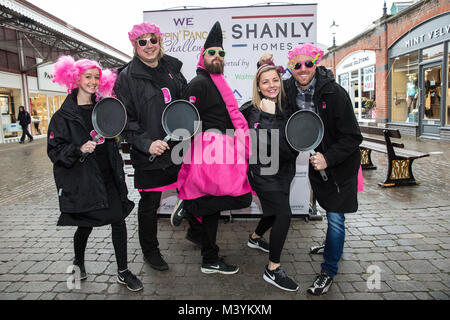 Windsor, Großbritannien. 13. Februar, 2018. Konkurrenten in Fancy Dress vorbereiten Teil im 12 Windsor und Eton Flippin' Pfannkuchen Herausforderung am Faschingsdienstag in Hilfe von Alexander Devine Children's Hospice Service. Credit: Mark Kerrison/Alamy leben Nachrichten Stockfoto