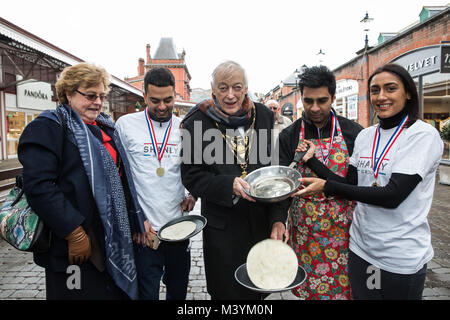 Windsor, Großbritannien. 13. Februar, 2018. Cllr. John lenton (c), Bürgermeister von Windsor und Maidenhead, verbindet Kiran Douil, Jay Sharma und Ifran Ashraf Der Shanly Gruppe, Gewinner des 12 Windsor und Eton Flippin' Pfannkuchen Herausforderung in der Hilfe von Alexander Devine Children's Hospice Service. Credit: Mark Kerrison/Alamy leben Nachrichten Stockfoto