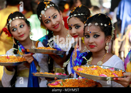 Dhaka, Bangladesch. 13 Feb, 2018. Bangladeshi Künstler posieren für Fotos, die während der Feier der Pahela Falgun (Frühlingsfest) in Dhaka, Bangladesh. In Bangladesch Pahela Falgun mit bunten Feier und traditionell geprägt ist, Frauen tragen gelbe Saris und mann Panjabi, um diesen Tag zu feiern. Feier der Pahela Falgun ist als Bosonto Utsob bekannt. Credit: SK Hasan Ali/Alamy leben Nachrichten Stockfoto