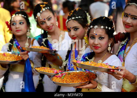 Dhaka, Bangladesch. 13 Feb, 2018. Bangladeshi Künstler posieren für Fotos, die während der Feier der Pahela Falgun (Frühlingsfest) in Dhaka, Bangladesh. In Bangladesch Pahela Falgun mit bunten Feier und traditionell geprägt ist, Frauen tragen gelbe Saris und mann Panjabi, um diesen Tag zu feiern. Feier der Pahela Falgun ist als Bosonto Utsob bekannt. Credit: SK Hasan Ali/Alamy leben Nachrichten Stockfoto