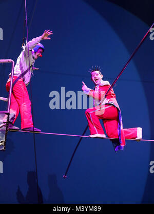 Manchester, Großbritannien. 13. Februar, 2018. Der ehemalige britische olympischen skier Eddie The Eagle, nimmt die hohe Draht mit Zirkus Extreme. Henry der Clown, der zu Hause auf dem Draht ist verleiht seine Unterstützung von Eddie. 1988 Eddie war der erste Konkurrent seit 1928 Großbritannien in den Ski mit einem großen folgenden Springen zu repräsentieren. Die Big Top, Event City, Manchester, 13. Februar 2018 (C) Barbara Cook/Alamy leben Nachrichten Stockfoto