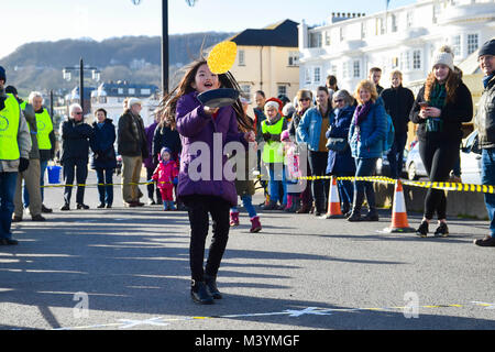 Honiton, Devon, Großbritannien. 13. Februar 2018. Sid Valley Rotary Club Pfannkuchen Racing an der Küste von Sidmouth in Devon. Foto: Graham Jagd-/Alamy Leben Nachrichten. Stockfoto