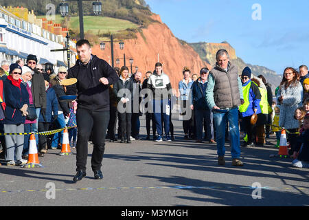 Honiton, Devon, Großbritannien. 13. Februar 2018. Sid Valley Rotary Club Pfannkuchen Racing an der Küste von Sidmouth in Devon. Foto: Graham Jagd-/Alamy Leben Nachrichten. Stockfoto