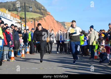 Honiton, Devon, Großbritannien. 13. Februar 2018. Sid Valley Rotary Club Pfannkuchen Racing an der Küste von Sidmouth in Devon. Foto: Graham Jagd-/Alamy Leben Nachrichten. Stockfoto