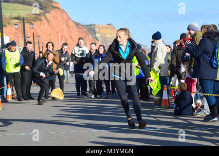 Honiton, Devon, Großbritannien. 13. Februar 2018. Sid Valley Rotary Club Pfannkuchen Racing an der Küste von Sidmouth in Devon. Foto: Graham Jagd-/Alamy Leben Nachrichten. Stockfoto