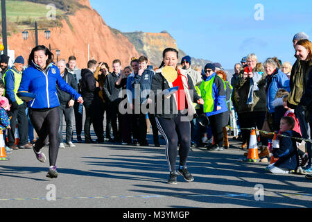 Honiton, Devon, Großbritannien. 13. Februar 2018. Sid Valley Rotary Club Pfannkuchen Racing an der Küste von Sidmouth in Devon. Foto: Graham Jagd-/Alamy Leben Nachrichten. Stockfoto