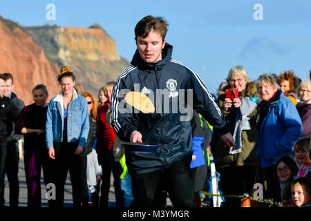 Honiton, Devon, Großbritannien. 13. Februar 2018. Sid Valley Rotary Club Pfannkuchen Racing an der Küste von Sidmouth in Devon. Foto: Graham Jagd-/Alamy Leben Nachrichten. Stockfoto