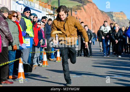 Honiton, Devon, Großbritannien. 13. Februar 2018. Sid Valley Rotary Club Pfannkuchen Racing an der Küste von Sidmouth in Devon. Foto: Graham Jagd-/Alamy Leben Nachrichten. Stockfoto