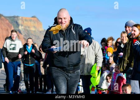 Honiton, Devon, Großbritannien. 13. Februar 2018. Sid Valley Rotary Club Pfannkuchen Racing an der Küste von Sidmouth in Devon. Foto: Graham Jagd-/Alamy Leben Nachrichten. Stockfoto