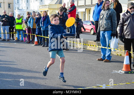 Honiton, Devon, Großbritannien. 13. Februar 2018. Sid Valley Rotary Club Pfannkuchen Racing an der Küste von Sidmouth in Devon. Foto: Graham Jagd-/Alamy Leben Nachrichten. Stockfoto