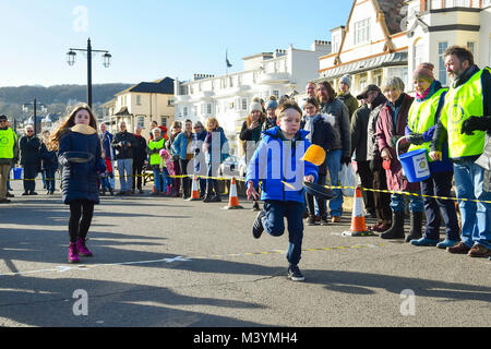 Honiton, Devon, Großbritannien. 13. Februar 2018. Sid Valley Rotary Club Pfannkuchen Racing an der Küste von Sidmouth in Devon. Foto: Graham Jagd-/Alamy Leben Nachrichten. Stockfoto