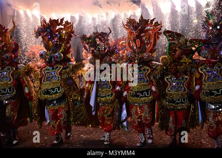 Eine Gruppe führt bei einem Karnevalsumzug in Oruro, Bolivien, 10. Februar 2018. Oruro im Andenhochland ist das Zentrum der Bolivianischen carinval Traditionen. Die Tradition ist als immaterielles Kulturerbe betrachtet. In diesem Jahr etwa 450000 Besucher kamen zu der Veranstaltung in Oruro. Foto: Angie Salgar/dpa Stockfoto