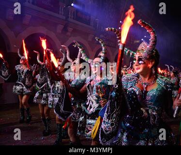 Oruro, Bolivien. 10 Feb, 2018. Eine Gruppe führt bei einem Karnevalsumzug in Oruro, Bolivien, 10. Februar 2018. Oruro im Andenhochland ist das Zentrum der Bolivianischen carinval Traditionen. Die Tradition ist als immaterielles Kulturerbe betrachtet. In diesem Jahr etwa 450000 Besucher kamen zu der Veranstaltung in Oruro. Credit: Angie Salgar/dpa/Alamy leben Nachrichten Stockfoto