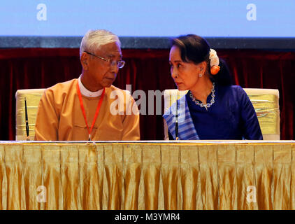 (180213) --NAY PYI TAW, 13.02.2018 (Xinhua) - Myanmars Präsident U Htin Kyaw (L) Gespräche mit dem Staatlichen Ratgeber Myanmar Aung San Suu Kyi während der feierlichen Unterzeichnung des landesweiten Waffenstillstand Übereinstimmung an die Myanmar International Convention Centre (MICC) in Nay Pyi Taw, Myanmar, 13.02.2108. Myanmar Regierung und zwei weitere ethnischen bewaffneten Gruppen unterzeichneten die landesweiten Waffenstillstand Accord (NCA) in Nay Pyi Zeitarbeit Dienstag. (Xinhua / U Aung) (Psw) Stockfoto
