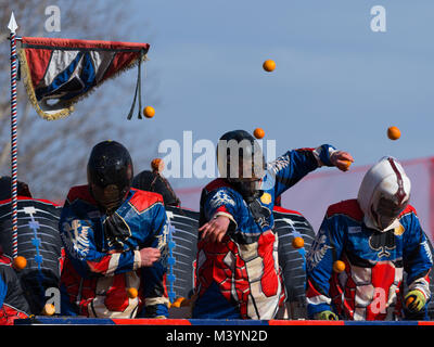 Ivrea, Italien. 12. Februar, 2018. Der Kampf der Orangen. Der Karneval von Ivrea ist eine der spektakulärsten der italienischen Tradition der werfen Orangen zwischen organisierte Gruppen. Credit: Draht. Hund/Alamy leben Nachrichten Stockfoto