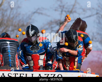 Ivrea, Italien. 12. Februar, 2018. Der Kampf der Orangen. Der Karneval von Ivrea ist eine der spektakulärsten der italienischen Tradition der werfen Orangen zwischen organisierte Gruppen. Credit: Draht. Hund/Alamy leben Nachrichten Stockfoto