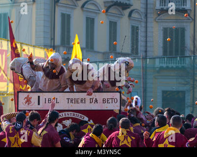 Ivrea, Italien. 12. Februar, 2018. Der Kampf der Orangen. Der Karneval von Ivrea ist eine der spektakulärsten der italienischen Tradition der werfen Orangen zwischen organisierte Gruppen. Credit: Draht. Hund/Alamy leben Nachrichten Stockfoto