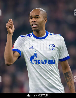 München, Deutschland. 10 Feb, 2018. Schalke 04 die Naldo gestikuliert während des Spiels gegen den FC Bayern München in der Allianz Arena in München, Deutschland, 10. Februar 2018. · Keine LEITUNG SERVICE · Credit: Thomas Klausen/dpa-Zentralbild/ZB/dpa/Alamy leben Nachrichten Stockfoto