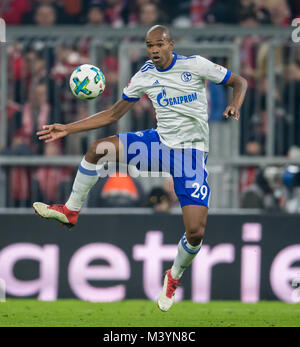 München, Deutschland. 10 Feb, 2018. Schalke 04 die Naldo spielt den Ball im Spiel gegen Bayern München in der Allianz Arena in München, Deutschland, 10. Februar 2018. · Keine LEITUNG SERVICE · Credit: Thomas Klausen/dpa-Zentralbild/ZB/dpa/Alamy leben Nachrichten Stockfoto