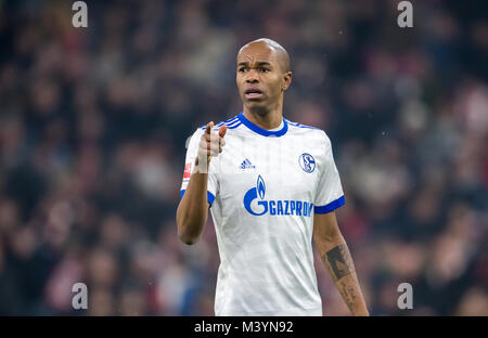 München, Deutschland. 10 Feb, 2018. Schalke 04 die Naldo gestikuliert während des Spiels gegen den FC Bayern München in der Allianz Arena in München, Deutschland, 10. Februar 2018. · Keine LEITUNG SERVICE · Credit: Thomas Klausen/dpa-Zentralbild/ZB/dpa/Alamy leben Nachrichten Stockfoto