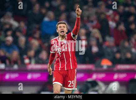 München, Deutschland. 10 Feb, 2018. Bayern München Thomas Mueller gestikuliert während des Spiels gegen Schalke 04 in der Allianz Arena in München, Deutschland, 10. Februar 2018. · Keine LEITUNG SERVICE · Credit: Thomas Klausen/dpa-Zentralbild/ZB/dpa/Alamy leben Nachrichten Stockfoto