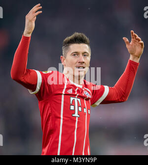 München, Deutschland. 10 Feb, 2018. Bayern München Robert Lewandowski gestikuliert während des Spiels gegen Schalke 04 in der Allianz Arena in München, Deutschland, 10. Februar 2018. · Keine LEITUNG SERVICE · Credit: Thomas Klausen/dpa-Zentralbild/ZB/dpa/Alamy leben Nachrichten Stockfoto