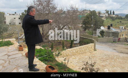 Nabi Saleh, West Bank. 28 Jan, 2018. Eingereicht - bassem Tamimi verweist auf die Stelle, wo seine Tochter Ahed Tamimi zwei israelische Soldaten in Nabi Saleh, West Bank, 28. Januar 2018 schlug. Bassem Tamimi, 50, ist der Vater von Ahed Tamimi die Palästinensische Teenager für Slapping israelische Soldaten in einem Viral Video festgehalten. Credit: Sara Lemel/dpa/Alamy leben Nachrichten Stockfoto