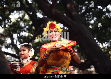 Dhaka, Bangladesch. 13 Feb, 2018. Februar 13, 2018 Dhaka, Bangladesch''""" Pahela Falgun, der erste Tag des Frühlings Saison in der Bengalischen Monat, wird gefeiert im ganzen Land heute in Bangladesch. Eine bunte Weise mit jungen Mädchen und Jungen in verschiedenen Funktionen tragen, schillernde Kleider. '' "Bakultola' des Instituts für Bildende Künste hält verschiedene Aktivitäten der Pohela Falgun einschließlich Volksmusik, Tanz, Gedicht Rezitation, Schauspiel, und lokale Band Konzerte während der Tage in der Universität von Dhaka. Jaiya Boshonto Utshab Udjapon Parishad hat den ganzen tag programme in der Dhaka Stadt organisiert. © Stockfoto