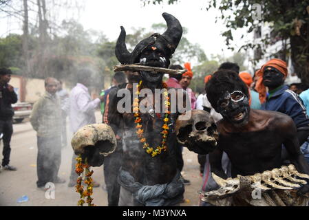 Hindu aghoris durchführen mit Toten Körpern und menschlichen Schädeln an Lord Shiva Barat Prozession anlässlich des Maha Shivaratri Fest Feier in Allahabad, Indien Am 12. Februar 2018. Stockfoto