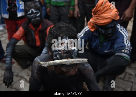 Hindu aghoris durchführen mit Toten Körpern und menschlichen Schädeln an Lord Shiva Barat Prozession anlässlich des Maha Shivaratri Fest Feier in Allahabad, Indien Am 12. Februar 2018. Stockfoto