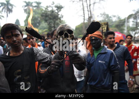 Hindu aghoris durchführen mit Toten Körpern und menschlichen Schädeln an Lord Shiva Barat Prozession anlässlich des Maha Shivaratri Fest Feier in Allahabad, Indien Am 12. Februar 2018. Stockfoto