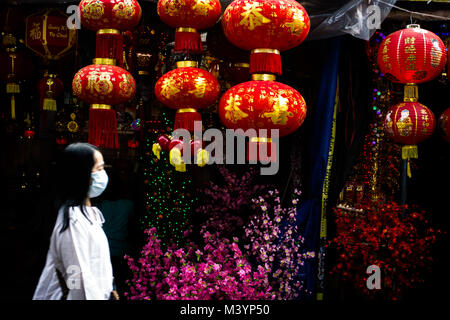 West Jakarta, Jakarta, Indonesien. 14 Feb, 2013. Laternen für die bevorstehende chinesische Mondjahr in der Chinatown von Jakarta, Indonesien am 13. Februar 2018 gehalten. Chinesisch Neujahr am Februar 16 feiert in diesem Jahr das Jahr des Hundes im chinesischen Tierkreis kennzeichnet. Credit: Afriadi Hikmal/ZUMA Draht/Alamy leben Nachrichten Stockfoto