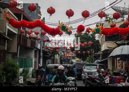 West Jakarta, Jakarta, Indonesien. 14 Feb, 2013. Laternen für die bevorstehende chinesische Mondjahr in der Chinatown von Jakarta, Indonesien am 13. Februar 2018 gehalten. Chinesisch Neujahr am Februar 16 feiert in diesem Jahr das Jahr des Hundes im chinesischen Tierkreis kennzeichnet. Credit: Afriadi Hikmal/ZUMA Draht/Alamy leben Nachrichten Stockfoto