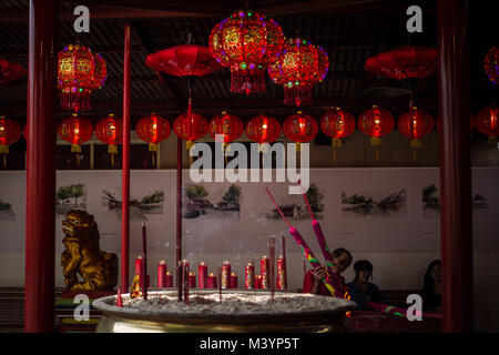 West Jakarta, Jakarta, Indonesien. 14 Feb, 2013. Bewohner während Beten bei Dharma Bakti Tempel, wie sie das chinesische Mondjahr, am 13. Februar in Jakarta, Indonesien 2018 willkommen. Chinesisch Neujahr am Februar 16 feiert in diesem Jahr das Jahr des Hundes im chinesischen Tierkreis kennzeichnet. Credit: Afriadi Hikmal/ZUMA Draht/Alamy leben Nachrichten Stockfoto