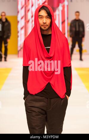 Männliche Model auf dem Laufsteg bei einer reinen London H/W 2018/19 fashion show, Olympia, London, UK. Das Modell trägt oben von Melden Sie Kleidung, Polo und Shorts von Träumen Sie sich. Reine London ist der größte britische Handel Mode Ausstellung, bei Olympia 11. - 13. Februar, mit zwei Hallen mit Marken und Designer präsentieren ihre neuesten Kleidung, Accessoires und Schmuck sowie die obligatorische Catwalk Shows und Gast Industrie Lautsprecher auf der Bühne jeden Tag gepackt. Das Modell trägt oben von melden Sie Kleidung, Polo per Kreditkarte: Antony Nessel/Alamy leben Nachrichten Stockfoto