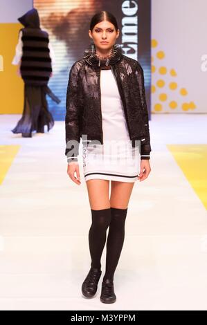 Fashion Catwalk Modell bei reinen London H/W 2018/19, Olympia, London, UK. Das Modell trägt Jacke und Kleid von Michaela Frankova. Reine London ist der größte britische Handel Mode Ausstellung, bei Olympia 11. - 13. Februar, mit zwei Hallen mit Marken und Designer präsentieren ihre neuesten Kleidung, Accessoires und Schmuck sowie die obligatorische Catwalk Shows und Gast Industrie Lautsprecher auf der Bühne jeden Tag gepackt. Credit: Antony Nessel/Alamy leben Nachrichten Stockfoto