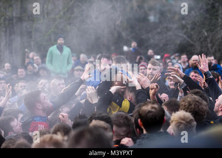 Ashbourne, Derbyshire, UK: 13. Februar 2018: Faschingsdienstag und der erste Tag der königlichen Faschings Fußball in Ashbourne. Tausend drehen im Regen der bis "ards beobachten und Down' ards kämpfen um den Ball. Das Spiel begann um 14.00 Uhr und kann bis 22.00 Uhr heute Abend, es sei denn, eine Kugel goaled ist nach 1700 Std. Dann haben Sie es alle Morgen wieder gehen. Credit: Ian Francis/Alamy leben Nachrichten Stockfoto