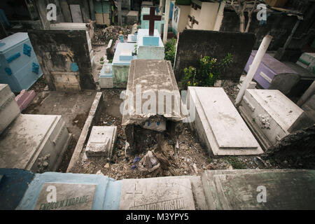 April 4, 2015 - Manila, Manila, Philippinen - Eine gebrochene Grab auf dem Friedhof gesehen.. Im Zentrum von Manila Stadtteil von Metro Manila ist ein Friedhof, wo über 10.000 verstorbenen Menschen in Frieden ruht, aber es gibt auch über zwei Hundert von Lebenden am gleichen Ort bleiben Seite an Seite mit den Toten. Viele Familien auf dem Friedhof wegen des Mangels an Fonds und Sie finden den Friedhof der beste Ort, um ein Dach über dem Kopf für freie Stellen. (Bild: © takahiro Yoshida/SOPA über ZUMA Draht) Stockfoto