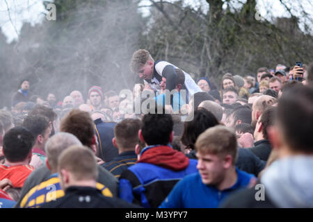 Ashbourne, Derbyshire, UK: 13. Februar 2018: Faschingsdienstag und der erste Tag der königlichen Faschings Fußball in Ashbourne. Tausend drehen im Regen der bis "ards beobachten und Down' ards kämpfen um den Ball. Das Spiel begann um 14.00 Uhr und kann bis 22.00 Uhr heute Abend, es sei denn, eine Kugel goaled ist nach 1700 Std. Dann haben Sie es alle Morgen wieder gehen. Credit: Ian Francis/Alamy leben Nachrichten Stockfoto