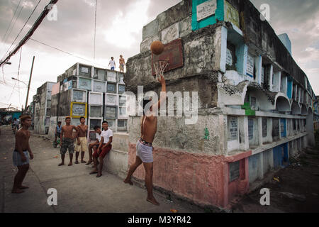 April 7, 2015 - Manila, Manila, Philippinen - Einheimische gesehen Basketball spielen in einem Slum in einen Friedhof.. Im Zentrum von Manila Stadtteil von Metro Manila ist ein Friedhof, wo über 10.000 verstorbenen Menschen in Frieden ruht, aber es gibt auch über zwei Hundert von Lebenden am gleichen Ort bleiben Seite an Seite mit den Toten. Viele Familien auf dem Friedhof wegen des Mangels an Fonds und Sie finden den Friedhof der beste Ort, um ein Dach über dem Kopf für freie Stellen. (Bild: © takahiro Yoshida/SOPA über ZUMA Draht) Stockfoto