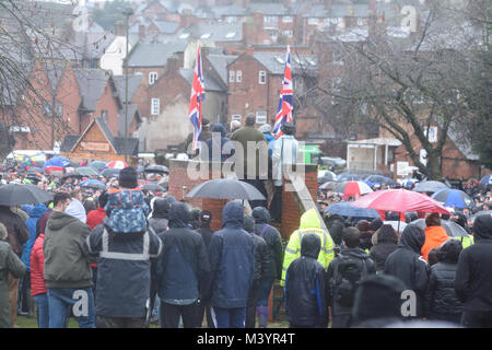 Ashbourne, Derbyshire, UK: 13. Februar 2018: Faschingsdienstag und der erste Tag der königlichen Faschings Fußball in Ashbourne. Tausend drehen im Regen der bis "ards beobachten und Down' ards kämpfen um den Ball. Das Spiel begann um 14.00 Uhr und kann bis 22.00 Uhr heute Abend, es sei denn, eine Kugel goaled ist nach 1700 Std. Dann haben Sie es alle Morgen wieder gehen. Credit: Ian Francis/Alamy leben Nachrichten Stockfoto