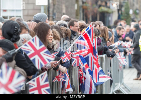 Edinburgh, Großbritannien. 13. Februar, 2018. Prinz Harry und seine Verlobte Meghan Markle einen Besuch in Edinburgh heute 13-02-18 Sie das Schloss besichtigt und auf Socialbite in der Rose Street vor der Teilnahme an Holyrood palance Credit: IAN MCDONALD/Alamy leben Nachrichten Stockfoto